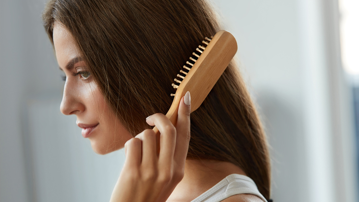     Фото: puhhha/Shutterstock/FOTODOM Существует теория, которая связывает осеннее выпадение с необходимостью сохранять тепло зимой. Правда, ученые признают, что эта гипотеза требует дополнительных проверок