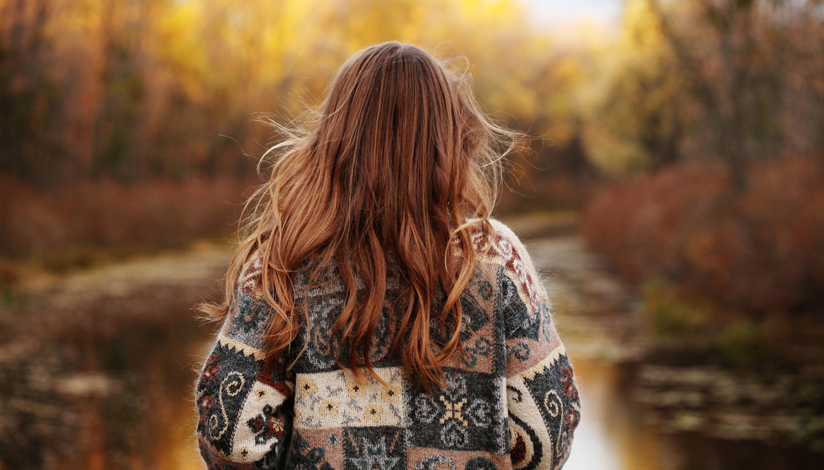     Фото: Kseniia Perminova/Shutterstock/FOTODOM Некоторые простые меры помогают минимизировать сезонные потери и поддержать здоровье волос