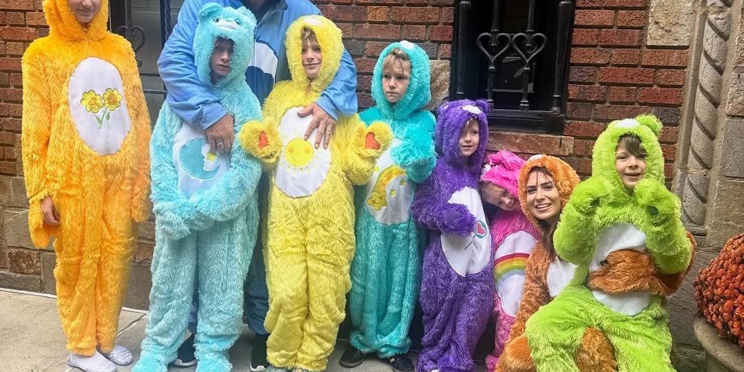 Алек Болдуин показал парные образы с женой и детьми на Хэллоуин