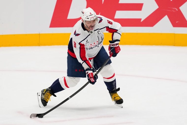     Александр Овечкин — российский хоккеист, левый крайний нападающий и капитан клуба НХЛ «Вашингтон Кэпиталз»