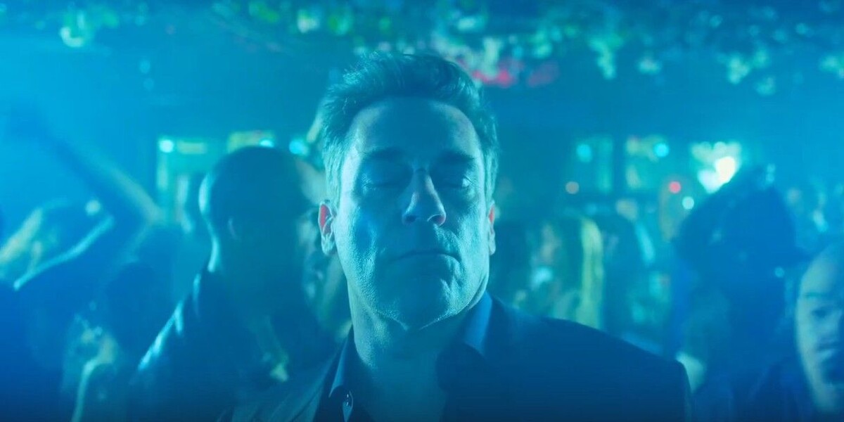 В интернете вирусится ролик с танцующим мужчиной в клубе. Источник: кадр из сериала «Друзья и соседи» / Apple Studios📷
