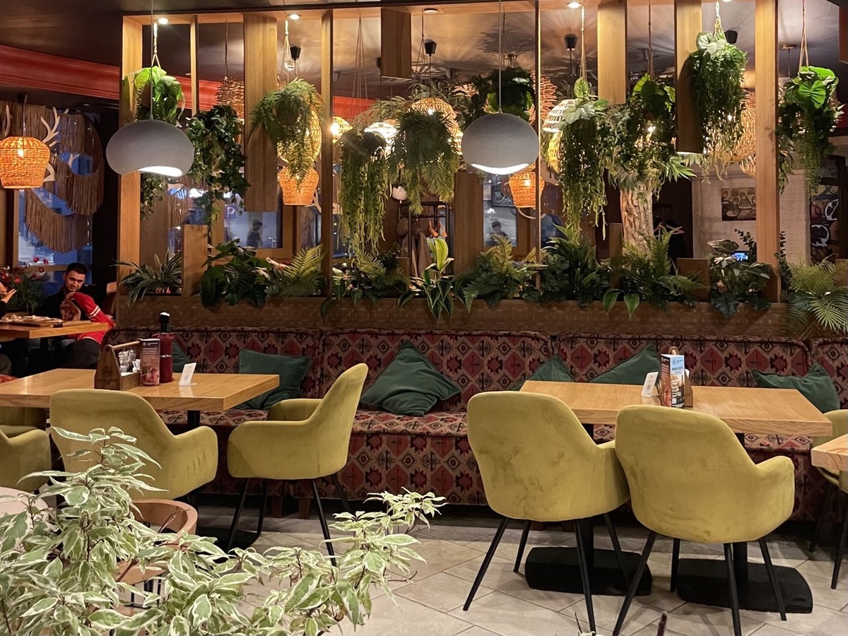 С первой минуты — уют. Бистро буквально обнимает