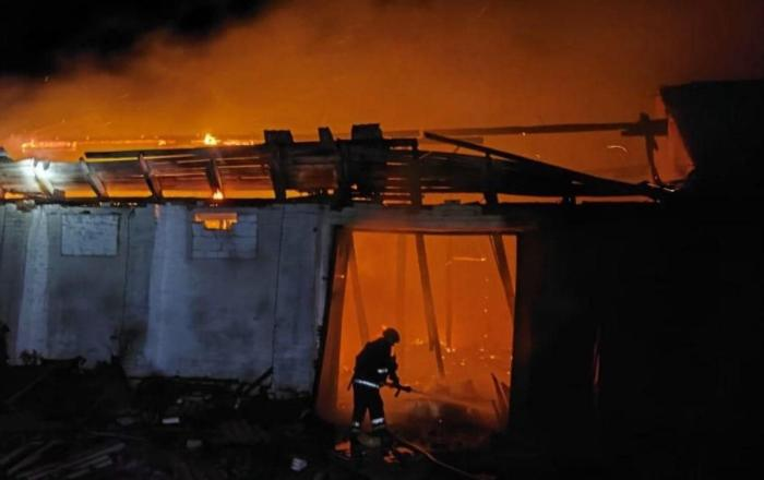 Последствия ночных ударов Гераней по цели в Корюковке Черниговской области, источник Телеграм-канал Хроники Гераней