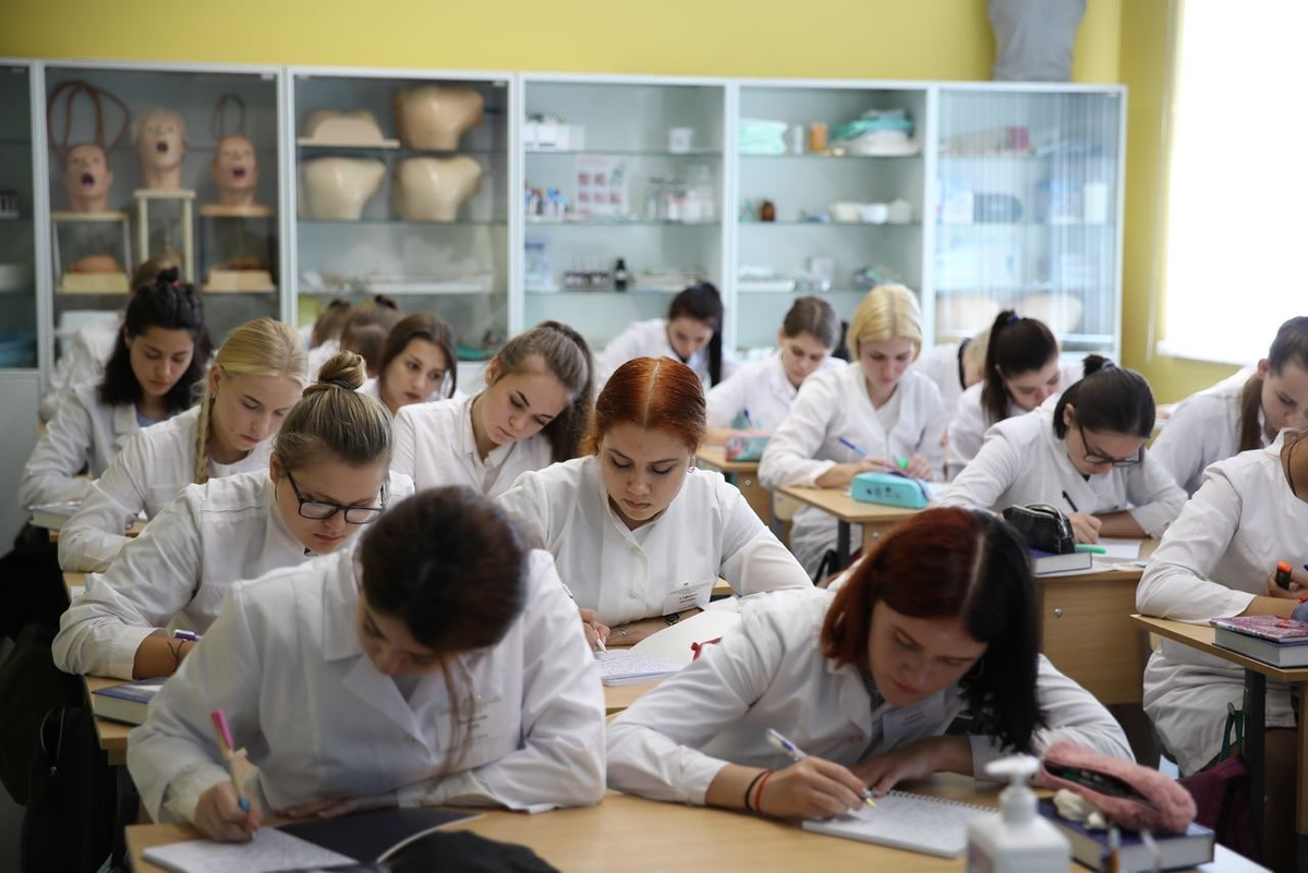 Студенты Московского областного медицинского колледжа