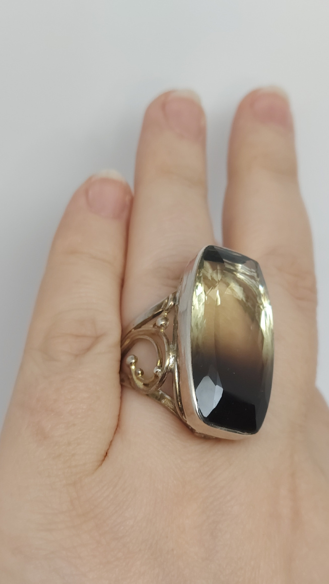 вид перстня на руке. Настолько же удобно, насколько и красиво