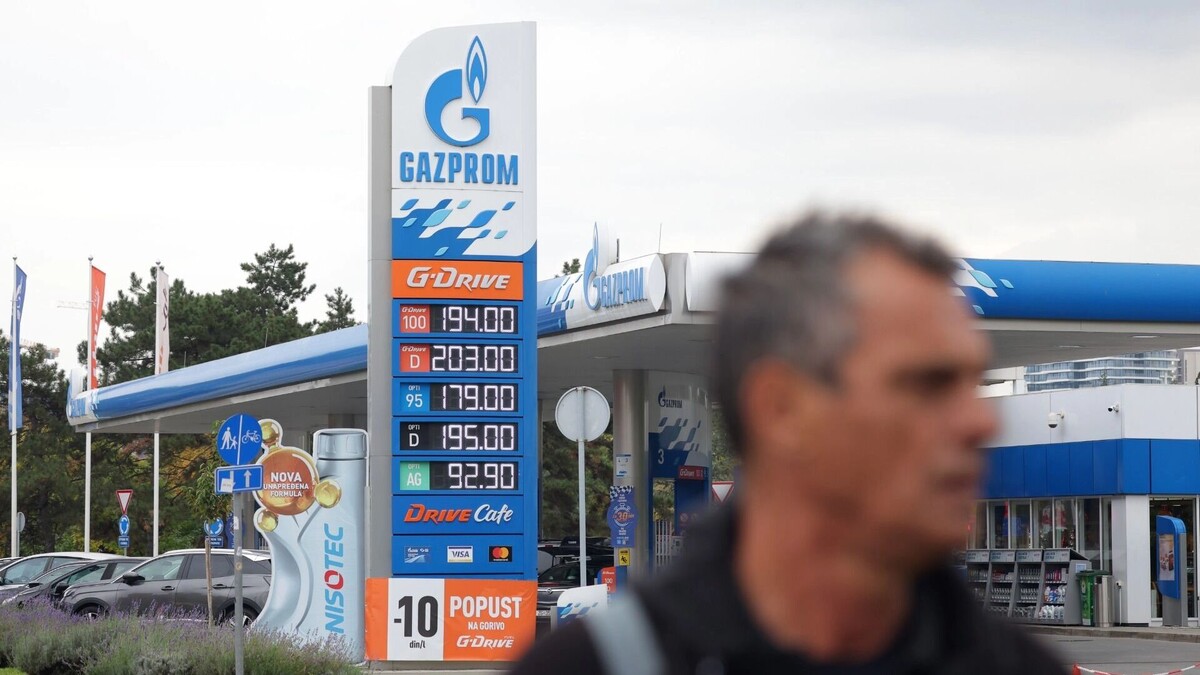 Бензин дешевеет на бирже. Фото: ANDREJ CUKIC, ТАСС