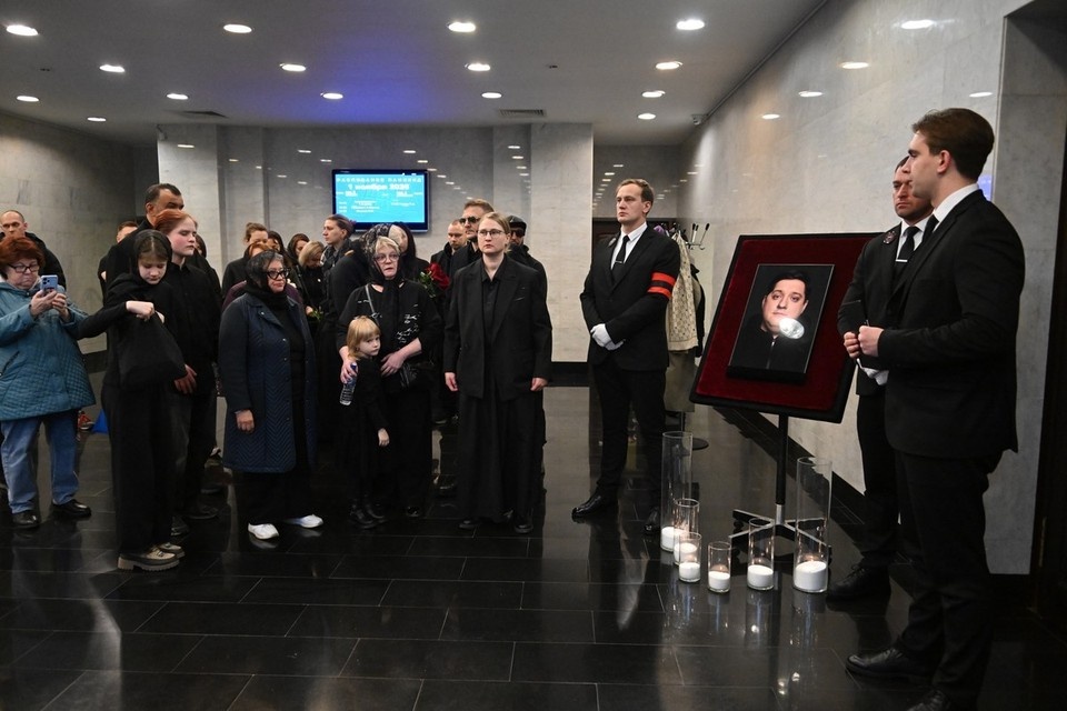    Семья и друзья простились с актером Романом Поповым Михаил ФРОЛОВ