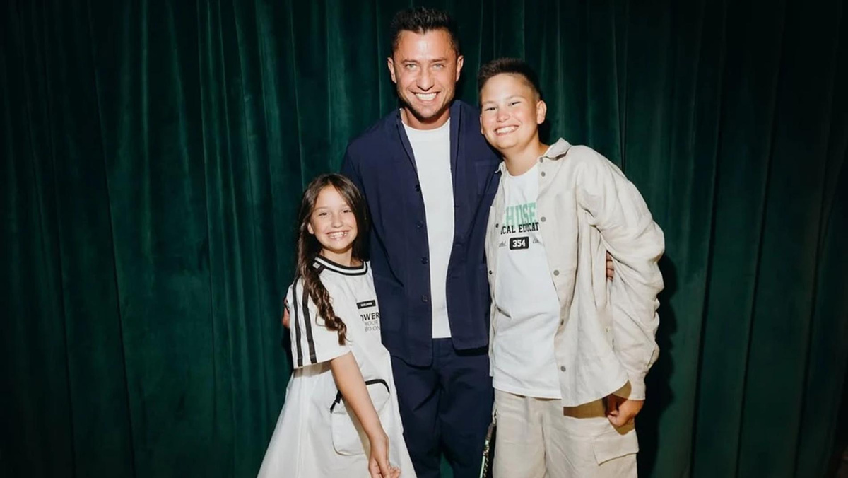    Павел Прилучный с сыном Тимофеем и дочерью Мией. Фото: Инстаграм (запрещён в РФ) @bugevuge