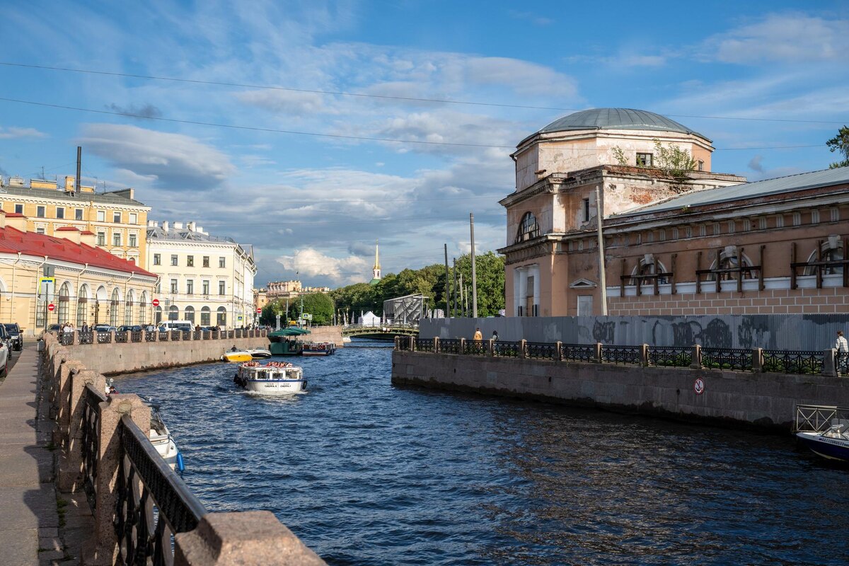 Автор фото: Михаил Тихонов / "Деловой Петербург". Вид на реку Мойку и Конюшенное ведомство (справа) в Петербурге.