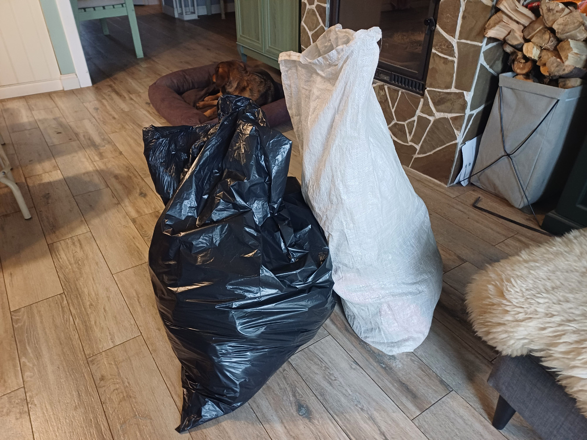 два мешка ненужных вещей после расхламления гардеробной. фото автора