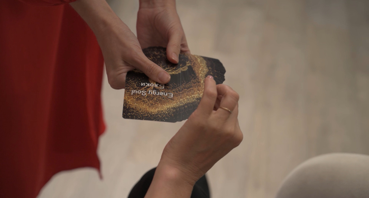 Выбор карты на тренинге от Ольги Марьясовой в шоу «Точка Перемен».