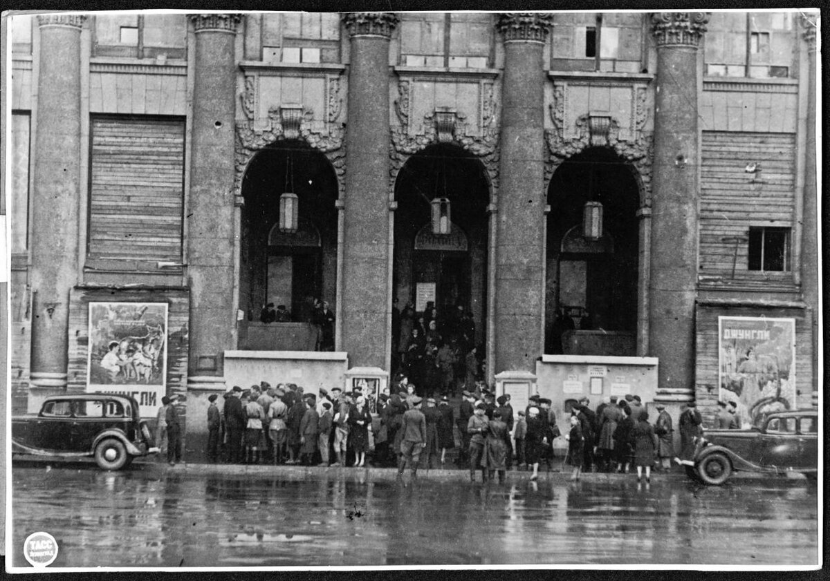 Петроградское губернское кредитное общество — кинотеатр «Родина». Источник: citywalls.ru