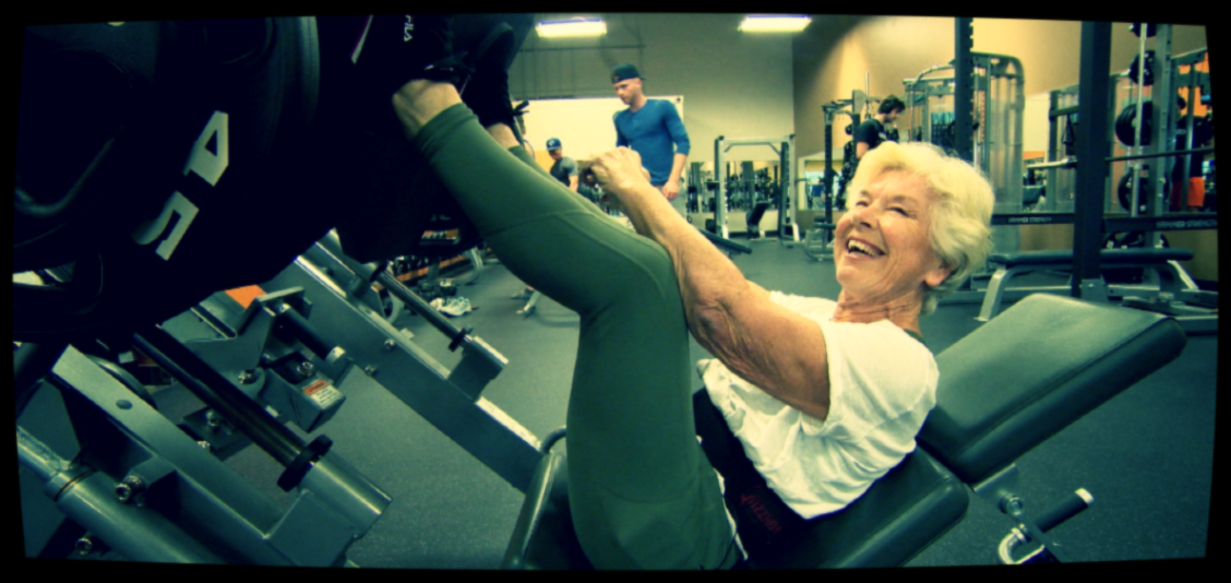 Силовые тренировки и белок сохранят мышцы.