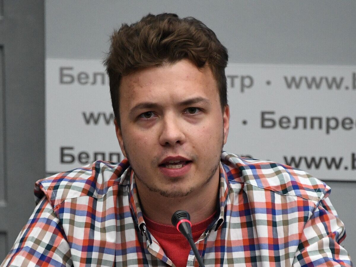    Задержанный в Белоруссии Роман Протасевич принимает участие в пресс-конференции в Минске, организованной МИД республики© Sputnik / Виктор Толочко