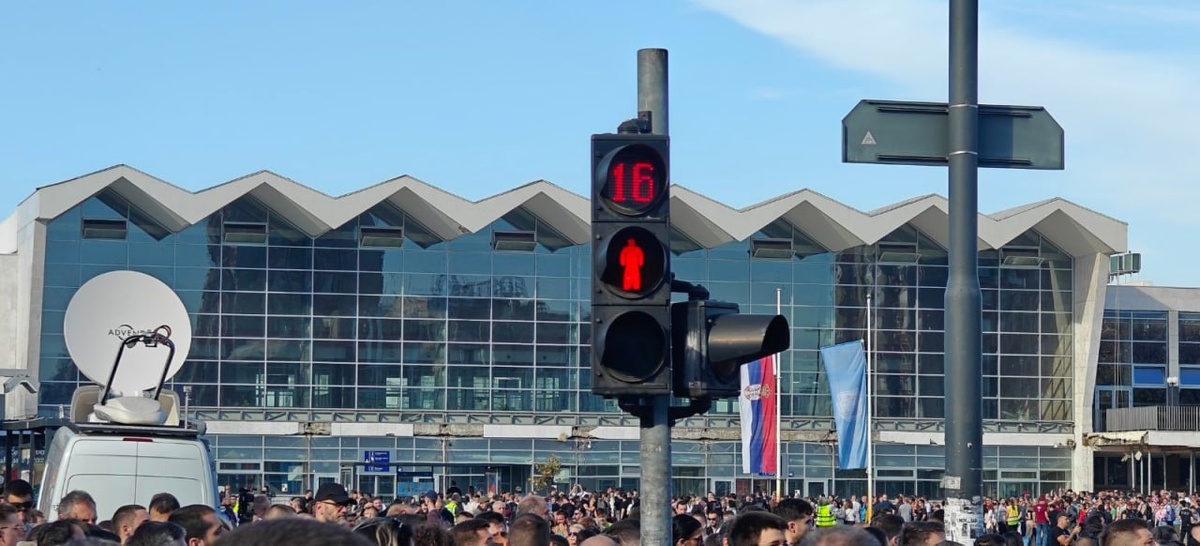 Мемориальные мероприятия 1 ноября 2025 в Нови Саде в годовщину гибели 16 человек под обрушившимся козырьком железнодорожного вокзала.