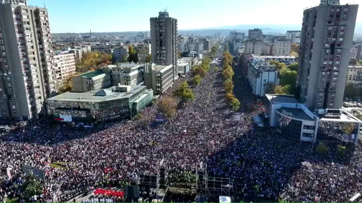 Сотни тысяч сербов со всей страны пришли на поминальный митинг в Нови Сад на годовщину трагедии, ставшей следствием халатности и коррупции. По официальным данным там было всего 30 тысяч человек, но независимая оценка сотен фотографий даёт цифру близкую к 1 млн.