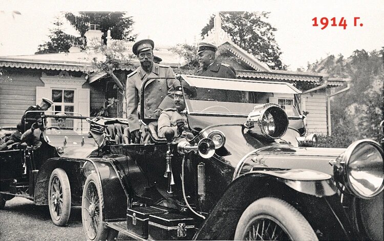 Николай II в автомобиле «Делоне-Бельвиль» во время поездки в Козьмодемьянский монастырь. За рулем - шофер А. Кегресс. На заднем плане слева - «Мерседес 16/40 PS». Крым, 26 мая 1914 г. Фото: Архив ФСО