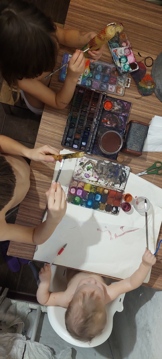 Поэтому как-то вечером на кухне мы спросили у детей - кто что хочет оставить из обучения?  