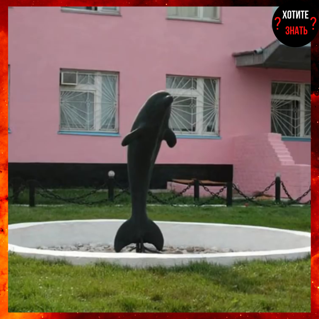 Скульптура у здания администрации учреждения