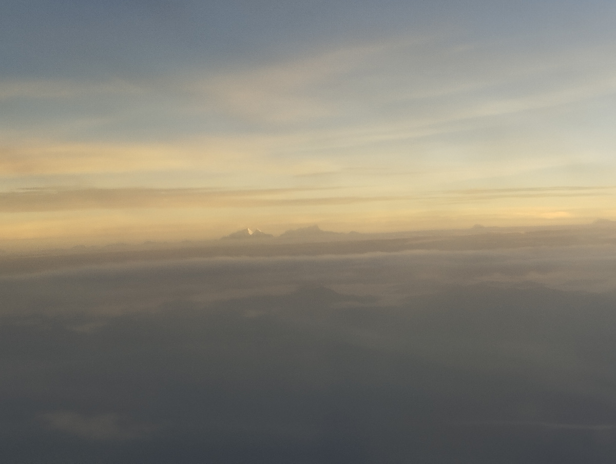 Рассвет над Гималаями из окна самолета