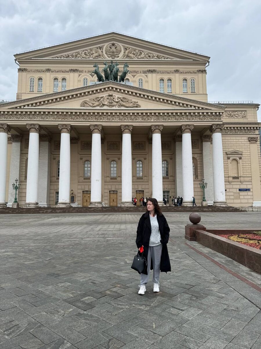 Автор на фоне Большого театра.