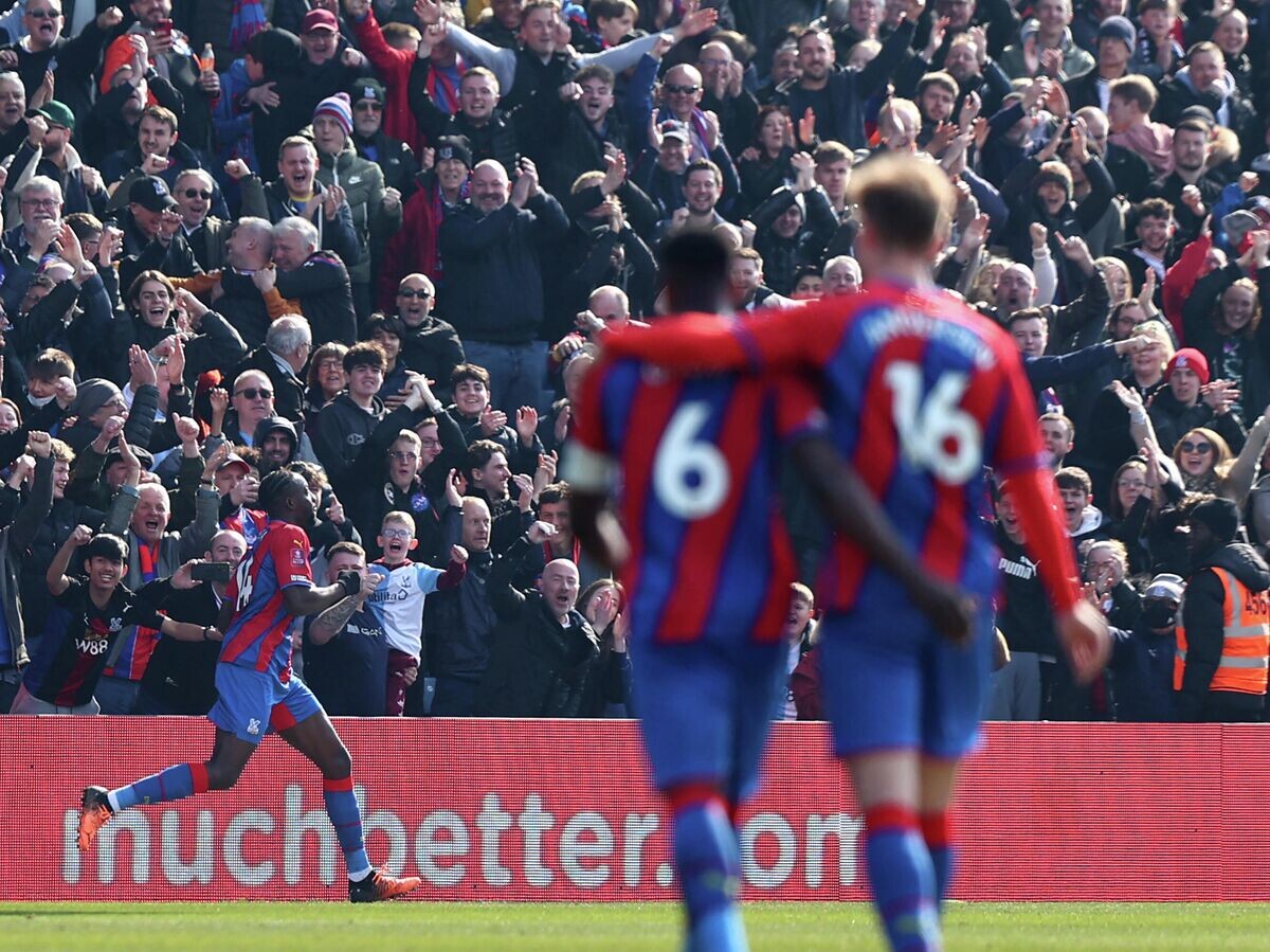    Футболист "Кристал Пэлас" Жан-Филипп Матета (слева)© ADRIAN DENNIS