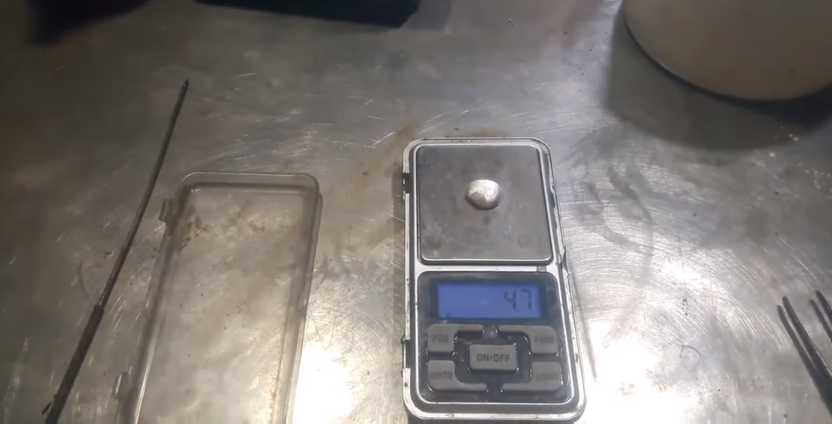 2. Просушил и прокалил до полного выгорания органики.
3. После обжига масса уменьшилась до **32 граммов**, что означает потерю 18 г летучих веществ.
4. Далее материал обрабатывался электролитом и азотной кислотой, фильтровался и подвергался осаждению на медные пластины.

Через несколько часов на меди образовалась красивая серебряная «шуба». После сушки и прессования я получил два небольших брикетика, которые затем сплавил в слиток.
**Результат опыта**

Из 50 граммов исходного сухого фиксажа удалось получить **около 4,6 грамма чистого серебра**.
Таким образом, реальное содержание серебра в этом материале составляет **приблизительно 9–10%**, а не 70%, как предполагалось изначально.

Тем не менее, результат впечатляющий, ведь даже такие отходы могут быть источником благородного металла, если подойти к процессу грамотно.
**Заключение**

Этот опыт показал, что даже редкие и малоизученные материалы могут скрывать в себе ценные элементы.
Метод электролиза с последующей обработкой кислотами и осаждением на медь оказался самым надёжным и доступным способом извлечения серебра.

Во второй части эксперимента я планирую показать **наиболее оптимальную и экономичную технологию** переработки такого рода осадков — с минимальными затратами и максимальным выходом металла.

