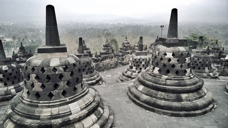 Храмовый комплекс Боробудур (Borobudur), расположенный на острове Ява в Индонезии.