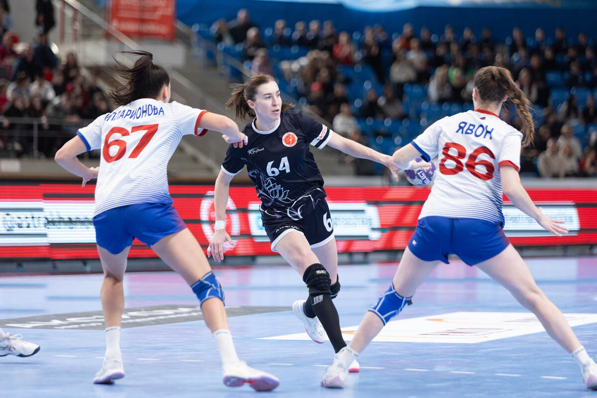    С мячом Мария Дудина