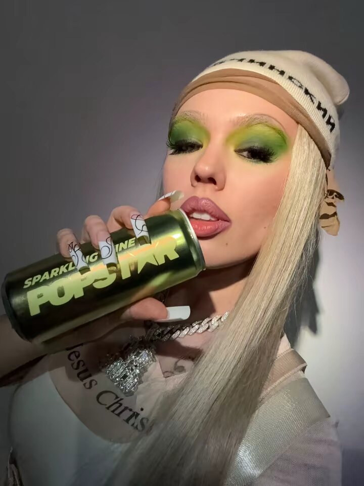 Пост Инстасамки в тиктоке под её песню "СНОВА! "