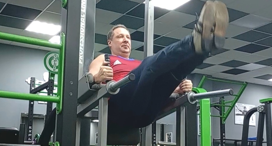 Одно из простейших упражнений на пресс, которое можно выполнять и в спортзале, и на дворовой спортплощадке. 