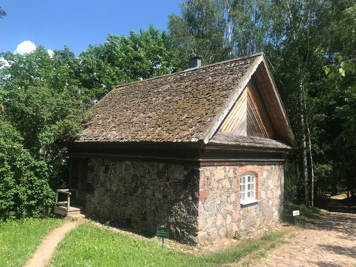 Лёдник – единственное сохранившееся в своем первозданном виде строение на территории усадьбы. Фото автора 