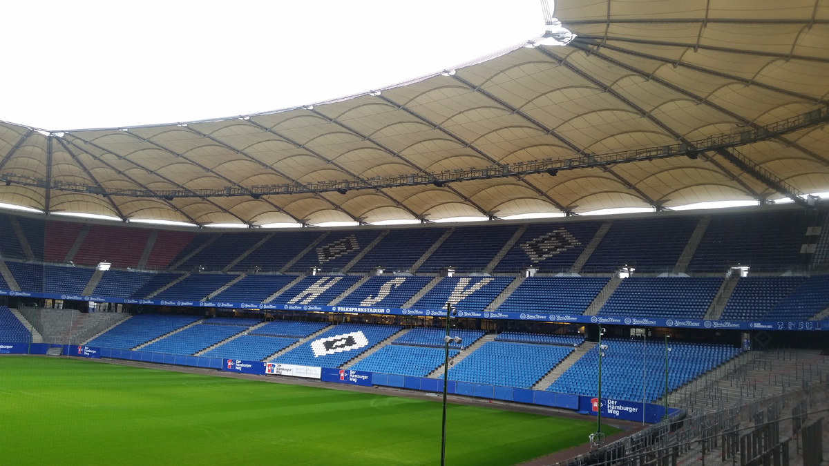 Фолькспаркштадион (Volksparkstadion), вместимость 57 000 зрителей