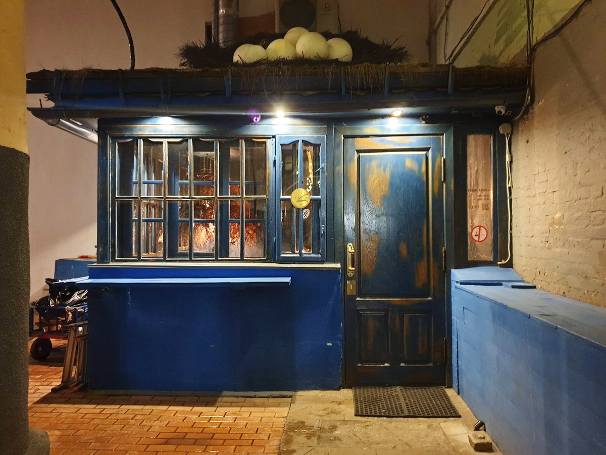 Вход в ресторан "Галки"