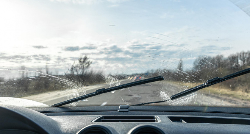    Стекла как будто бы нет: как идеально очистить лобовое стекло изнутри - надолго и без разводов