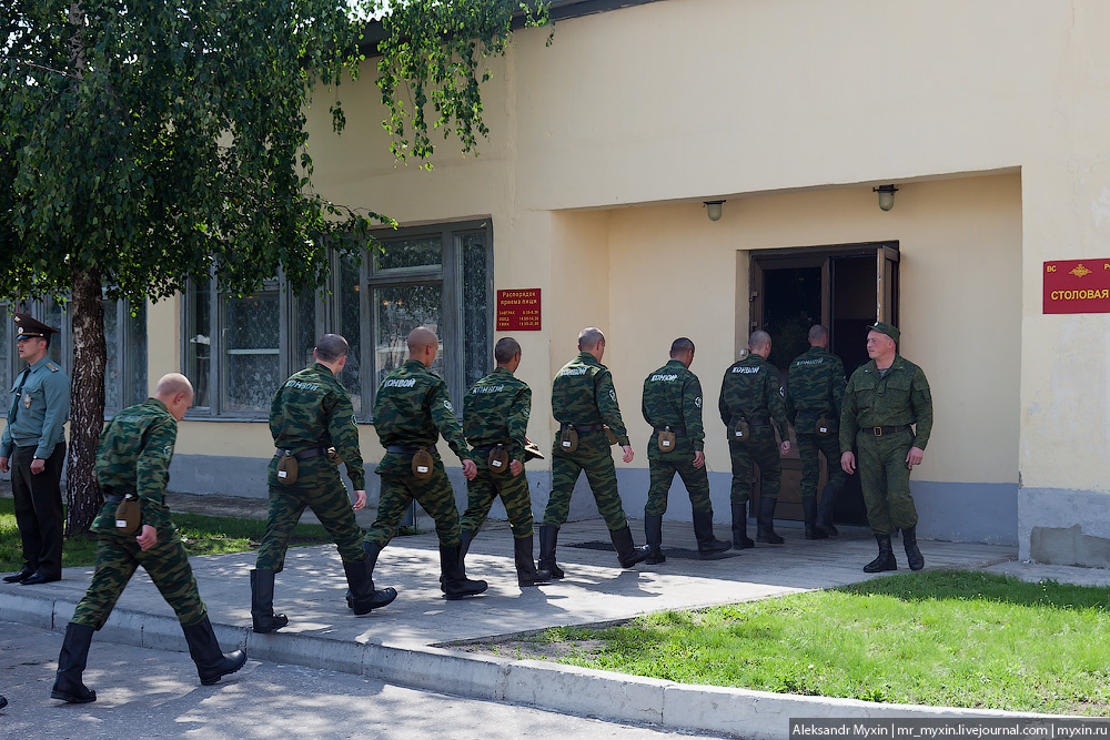 Все передвижения только строем или бегом...