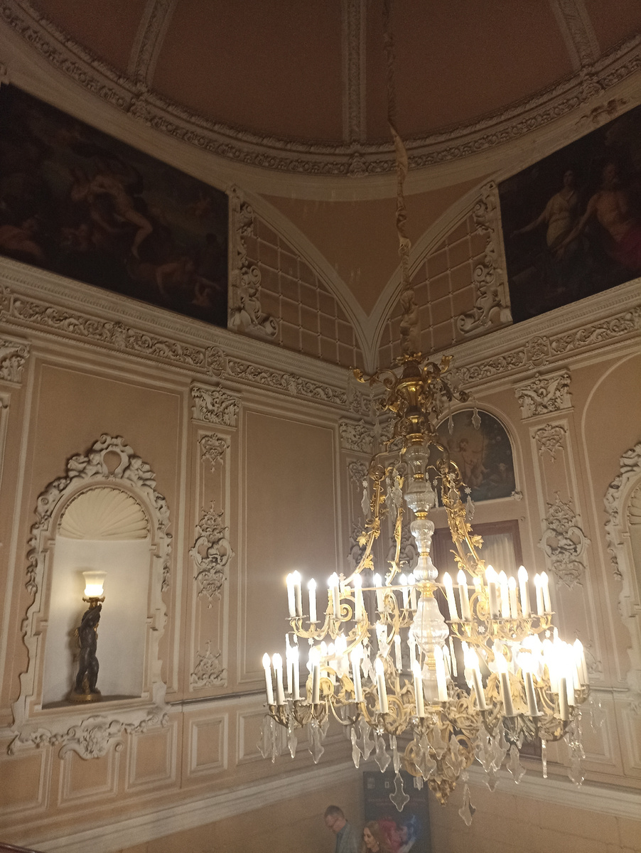 Роскошная люстьра и картины наверху