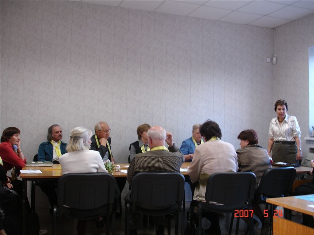 Читательский актив этой библиотеки - все те, кто сидит за столом