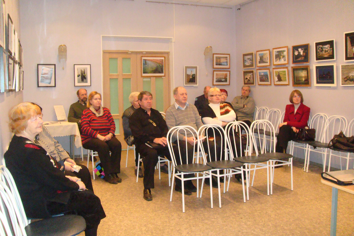 Гостей немного, почти все приглашены мною - мои знакомые 