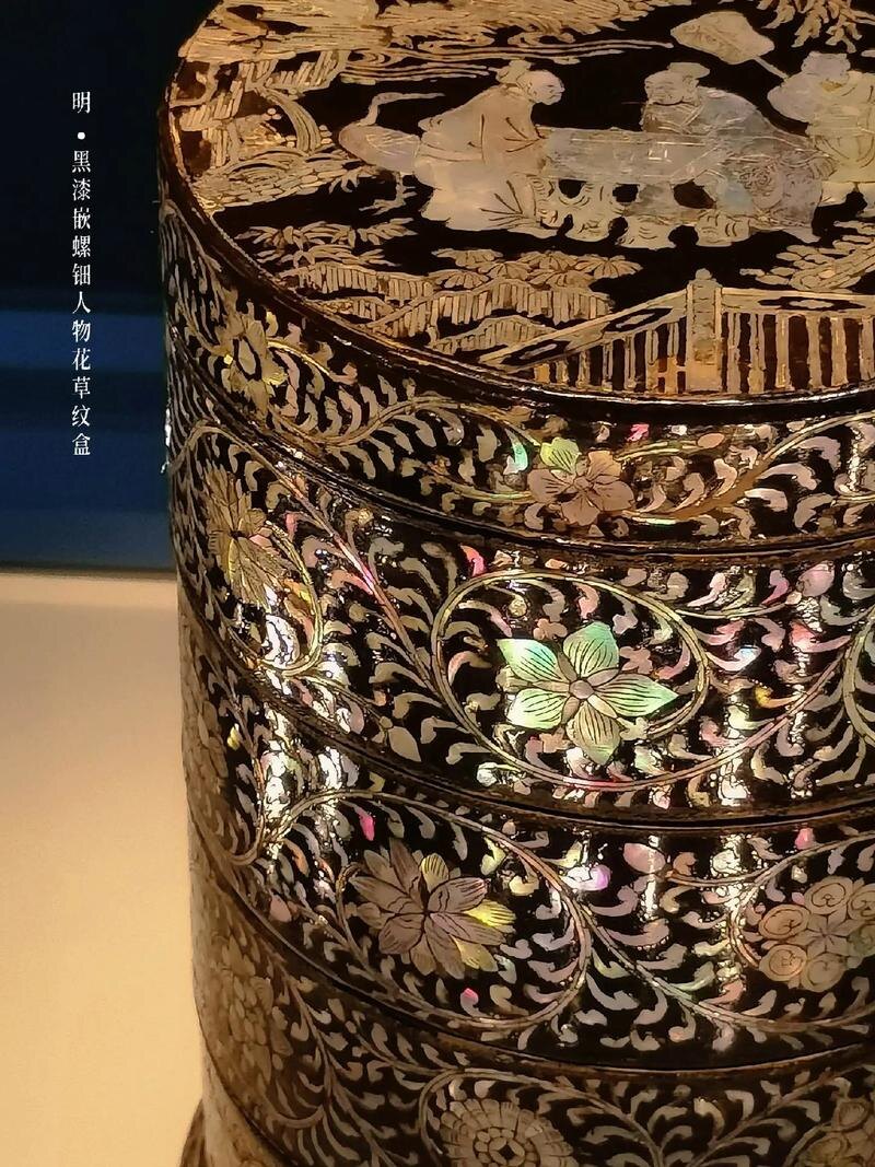 Черная лакированная шкатулка династии Мин, инкрустированная перламутровыми фигурками и цветочными узорами.