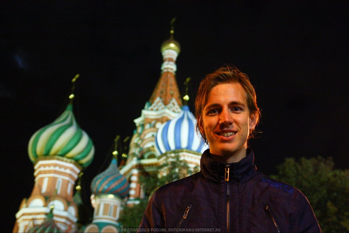 Привет! Меня зовут Махил, и на этой фотографии - мой первый день в России.