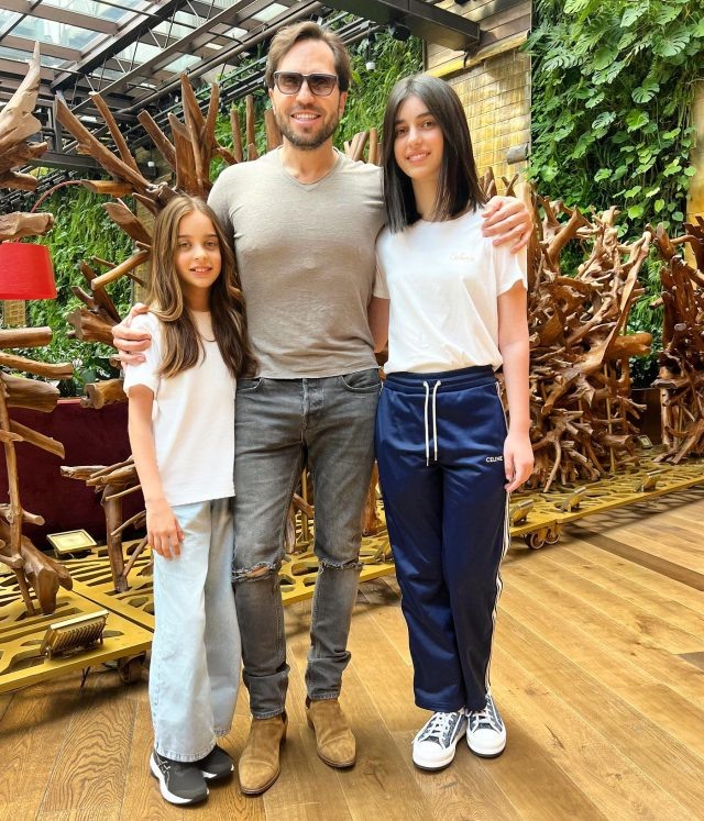 Александр Ревва с дочками. Фото из открытых источников.