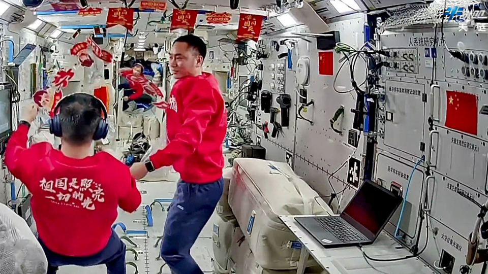 Тайконавты готовятся к праздничному сеансу связи. Фото: CNSA