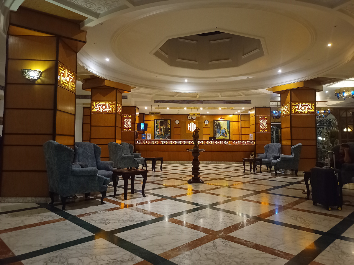 Ресепшн отеля. В целом красиво.