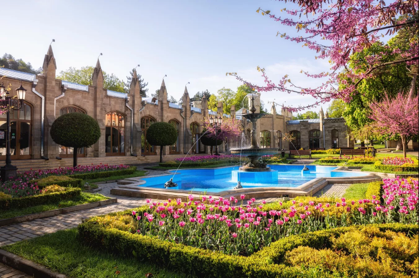 Здание Нарзанной галереи и фонтан "Лягушки" перед ним 