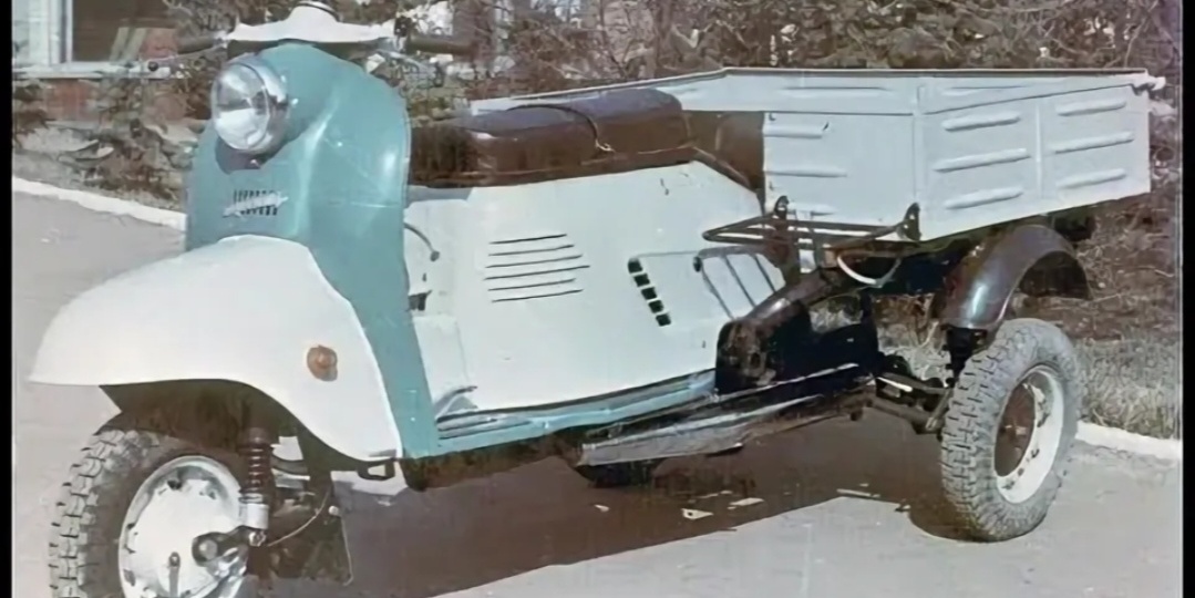 Советский мотороллер "Муравей" был мечтой каждого дачника в СССР. Как весело было в детстве прокатится в его кузове.