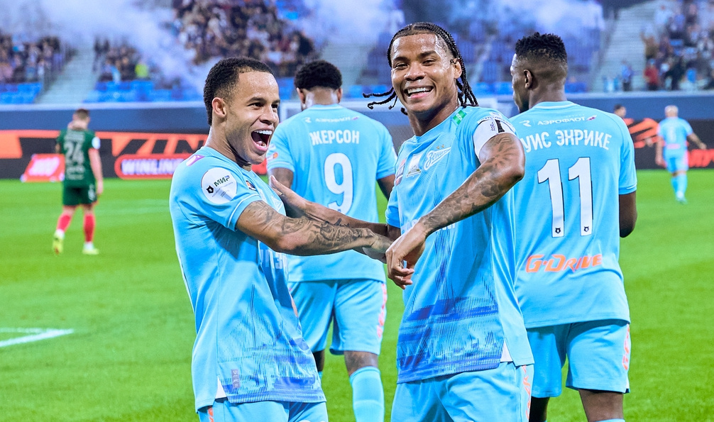    Футболисты «Зенита» Педро и Вильмар Барриос после гола в ворота «Локомотива» (2:0) 1 ноября. ФК «Зенит»