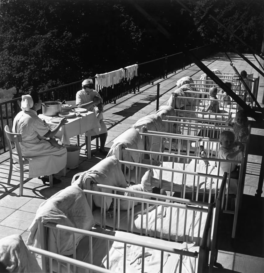 Младенцы «Лебенсборна» в Германии, 1945 год. Источник: Роберт Капа / ICP / Magnum