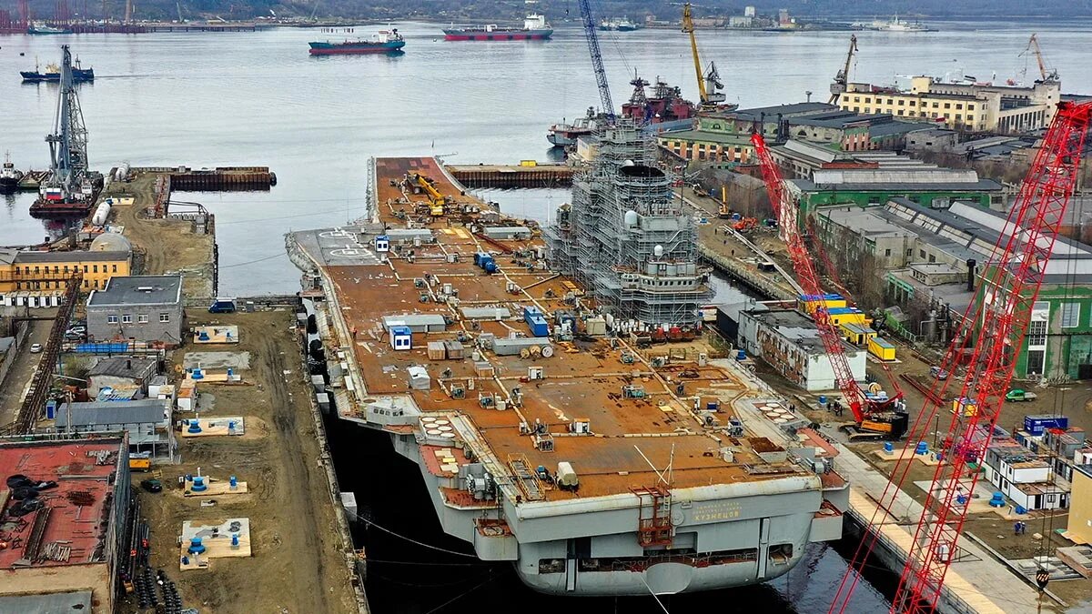 «Адмирал Кузнецов»  в доке на ремонте.