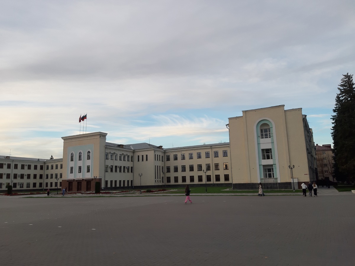 Здание Правительства КЧР. При Советской власти здесь помещались все органы власти Карачаево-Черкесии, а ныне ну никак не помещаются. Фото автора.